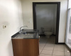 Baño de la oficina en Escazú.