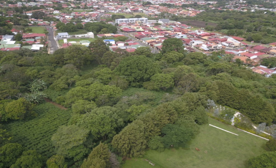 Foto aérea de los alrededores de la propiedad comercial en Barva.